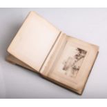 Kl. Fotoalbum (19. Jahrhundert), Ledereinband m. Messingverzierung, Goldschnitt, teils m.