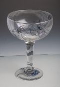 Großer Glaspokal (neuzeitlich), aus klarem Glas mit grau-blauen Aufschmelzungen, H. ca. 27