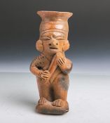 Stehende Tonfigur als Gefäß gearbeitet (Inka, Südafrika, Alter unbekannt), H. ca. 17 cm.