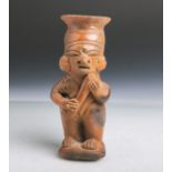 Stehende Tonfigur als Gefäß gearbeitet (Inka, Südafrika, Alter unbekannt), H. ca. 17 cm.