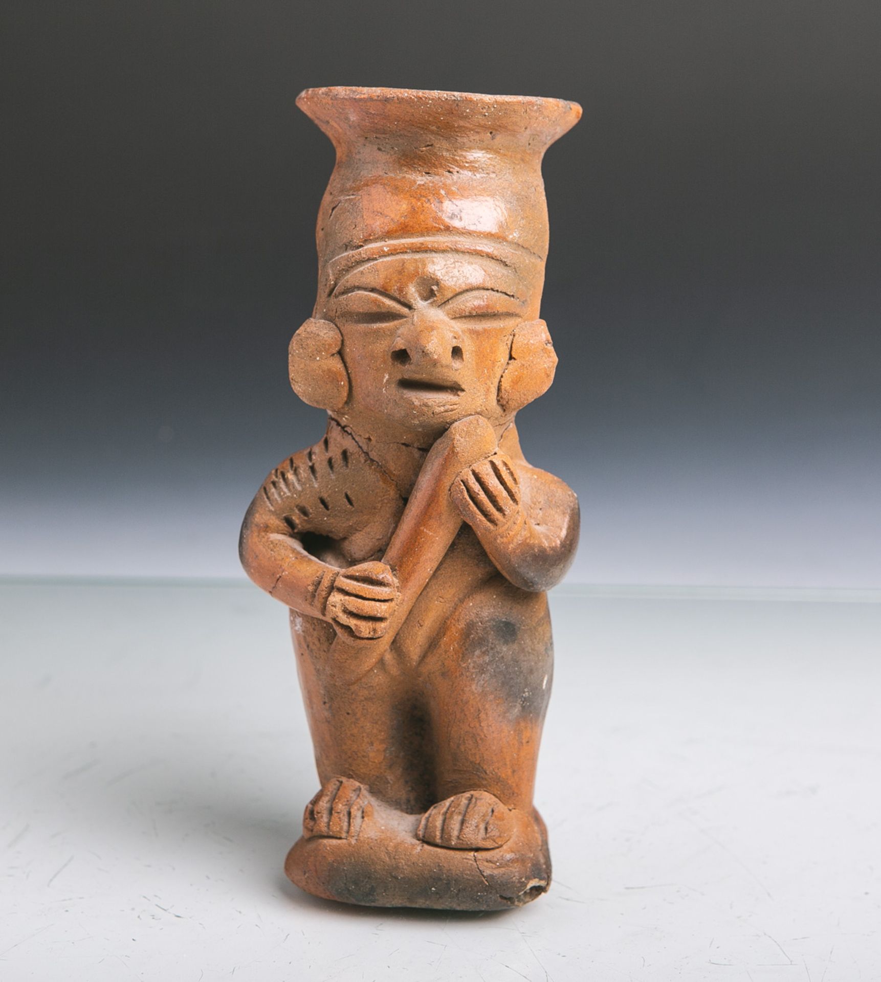 Stehende Tonfigur als Gefäß gearbeitet (Inka, Südafrika, Alter unbekannt), H. ca. 17 cm.