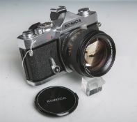 Konica-Fotokamera "Autoreflex T-3" (Japan), Nr. 628655, Objektiv Konica Hexanon AR 57 mm,