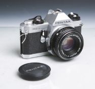 Kamera "Pentax MG", Gehäusenr. 7395396, orig. Objektiv "Pentax-M", 1:2/50 mm, Nr. 4988502,