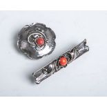 Konvolut von 2 Broschen, 835 Silber, bestehend aus: 1x runde Brosche in Blumenform (als