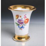 Kraterförmige Porzellanvase (Meissen, blaue Unterbodenmarke, Pfeifferzeit, wohl 20.