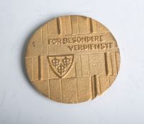 Goldene Medaille der Stadt Wiesbaden, bez. "Für besondere Verdienste", Dm. ca. 7,5 cm.