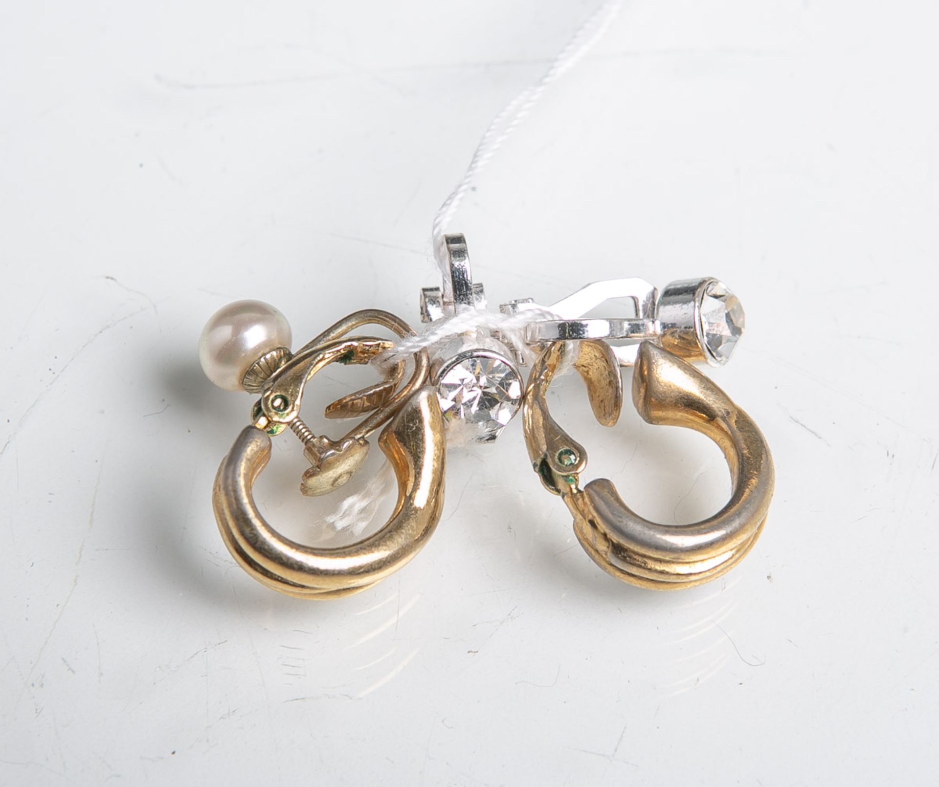 2 Paar Ohrringe/Klipse, versch. Materialien, davon 1 Paar je m. Glasstein besetzt, dazu 1