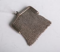 Kl. Münztasche 800 Silber, gestempelt: Feingehalt, ca. 6 x 5,5 cm, Gewicht ca. 29,1 g.