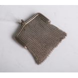 Kl. Münztasche 800 Silber, gestempelt: Feingehalt, ca. 6 x 5,5 cm, Gewicht ca. 29,1 g.