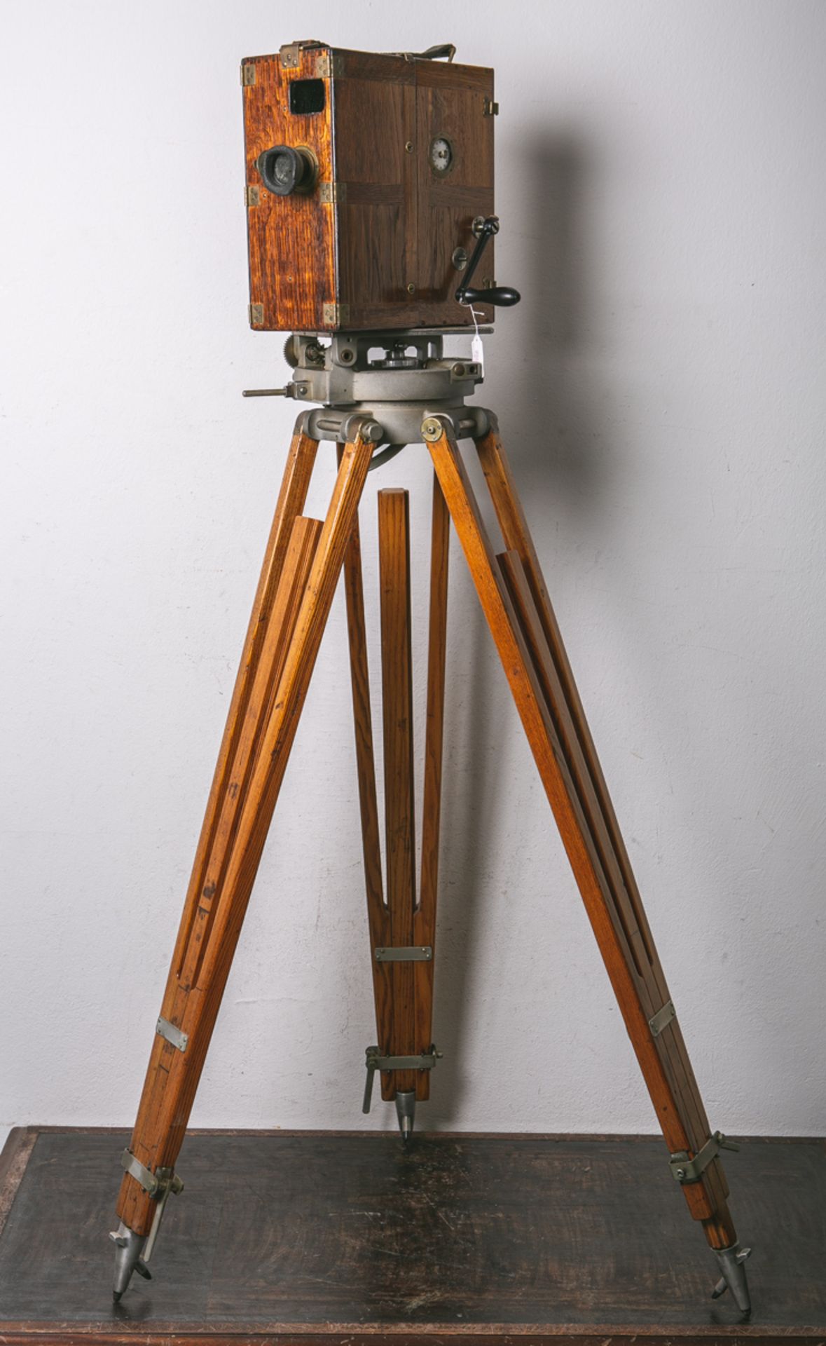 Filmkamera "Kino-Modell CII" von Ernemann Werke AG (Dresden, ca. 1916), Holzgehäuse, Maße