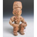 Sitzende göttliche Figur (wohl Peru, Cusco, Alter unbekannt), Terracotta, hohl, Rs. des