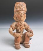 Sitzende göttliche Figur (wohl Peru, Cusco, Alter unbekannt), Terracotta, hohl, Rs. des