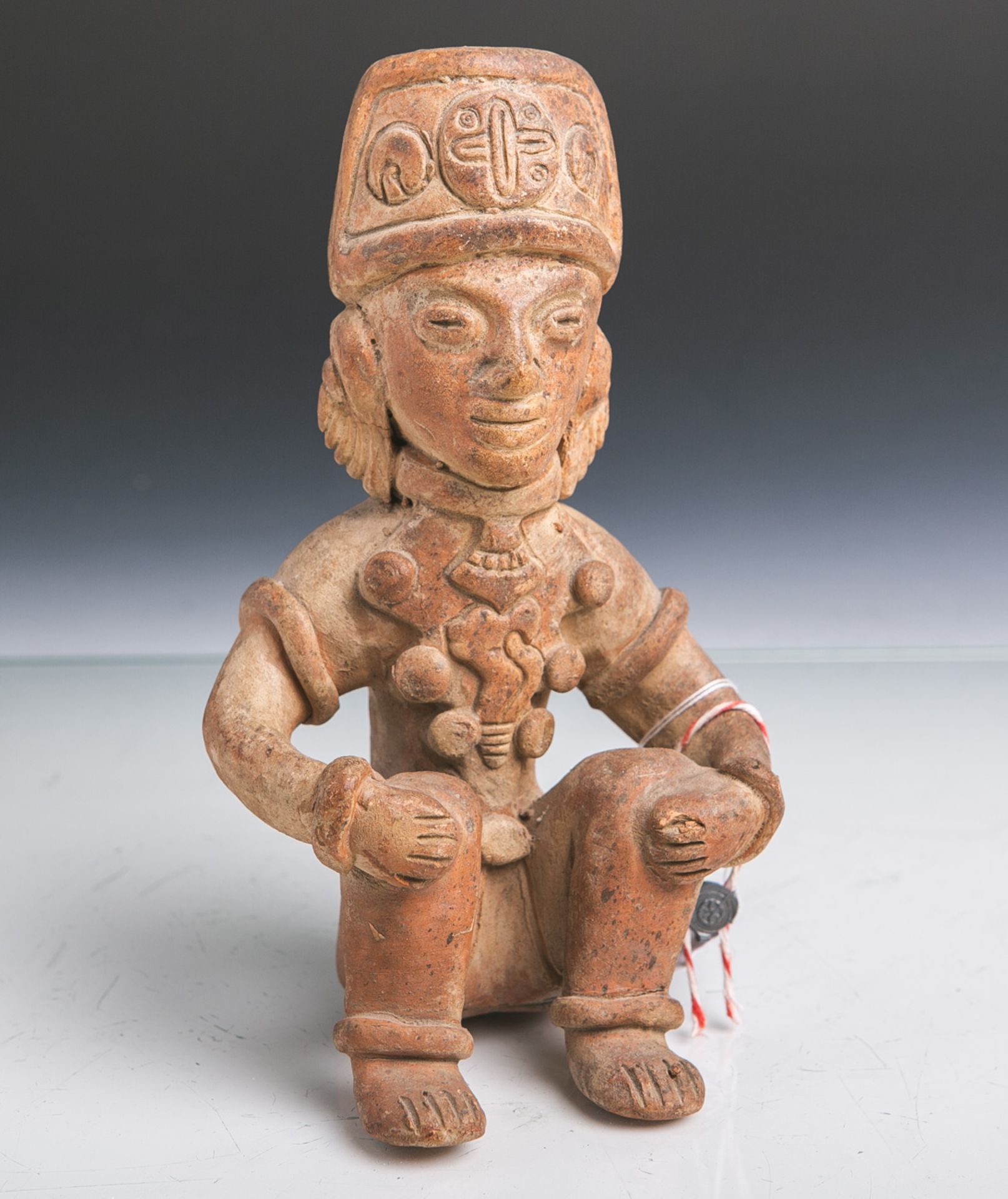 Sitzende göttliche Figur (wohl Peru, Cusco, Alter unbekannt), Terracotta, hohl, Rs. des