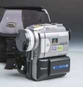 Videokamera "Sony DCR-PC120E", Handycam, 1.5 Megapixels, Optik: "Vario-Sonnar" von C.