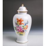 Deckelvase (Meissen, blaue Schwertermarke), Blumendekor, Goldstaffage, Modellnr. 51086, H.