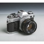 Canon-Fotokamera "AE-1" (Japan), Modellnr. 1049087, Objektiv Canon Lens FD, 50 mm, 1:1,8