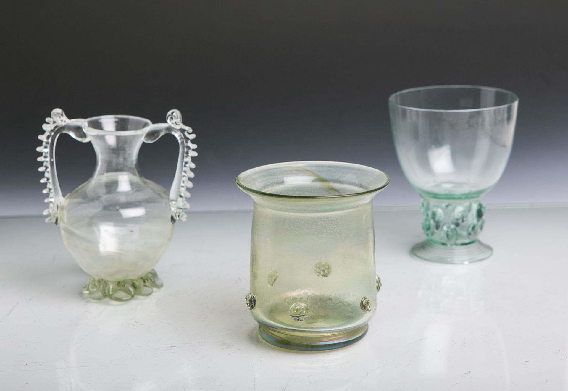 Konvolut von 3 Glasgefäßen (wohl Historismus, 19. Jahrhundert), mundgeblasen, im Stil des