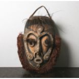 Gr. Ahnenmaske (Sepik, Papua-Neuguinea), Opfermaske aus Holz geschnitzt, m. Pflanzenfasern