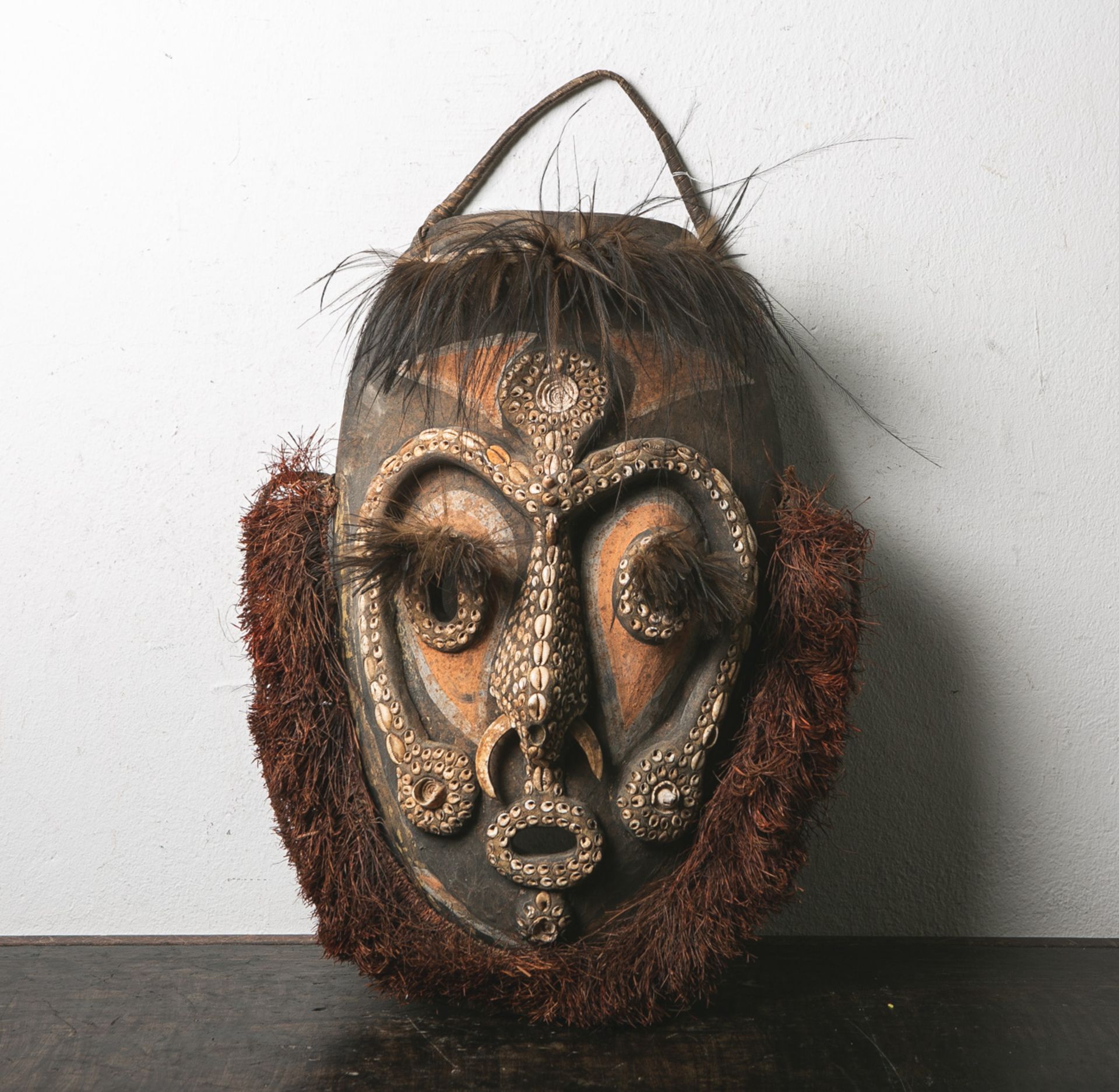 Gr. Ahnenmaske (Sepik, Papua-Neuguinea), Opfermaske aus Holz geschnitzt, m. Pflanzenfasern