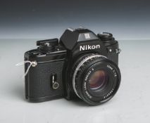 Nikon-Fotokamera "EM" (Japan), Nr. 7337377, Objektiv Nikon Lens Series E, 50 mm, 1:1,8,