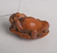 Tropenholz-Netsuke (Provenienz Japan, Alter unbekannt), Darstellung einer auf dem Rückenliegenden