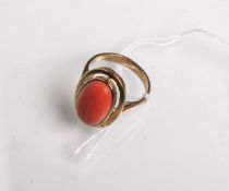 Ring 333 GG, besetzt m. Korallen-Cabochon von ca. 15 x 9 mm, Ringgröße: 51, Gewicht ca.3,8 g.