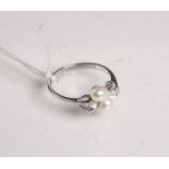 Damenring 585 GG, besetzt m. 2 Perlen u. 2 kl. Diamanten, in Form einer Schleife,gestempelt: