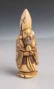 Elfenbein-Netsuke (Provenienz Japan, Alter unbekannt), Mann mit spitzer Mütze, großenOhrläppchen und