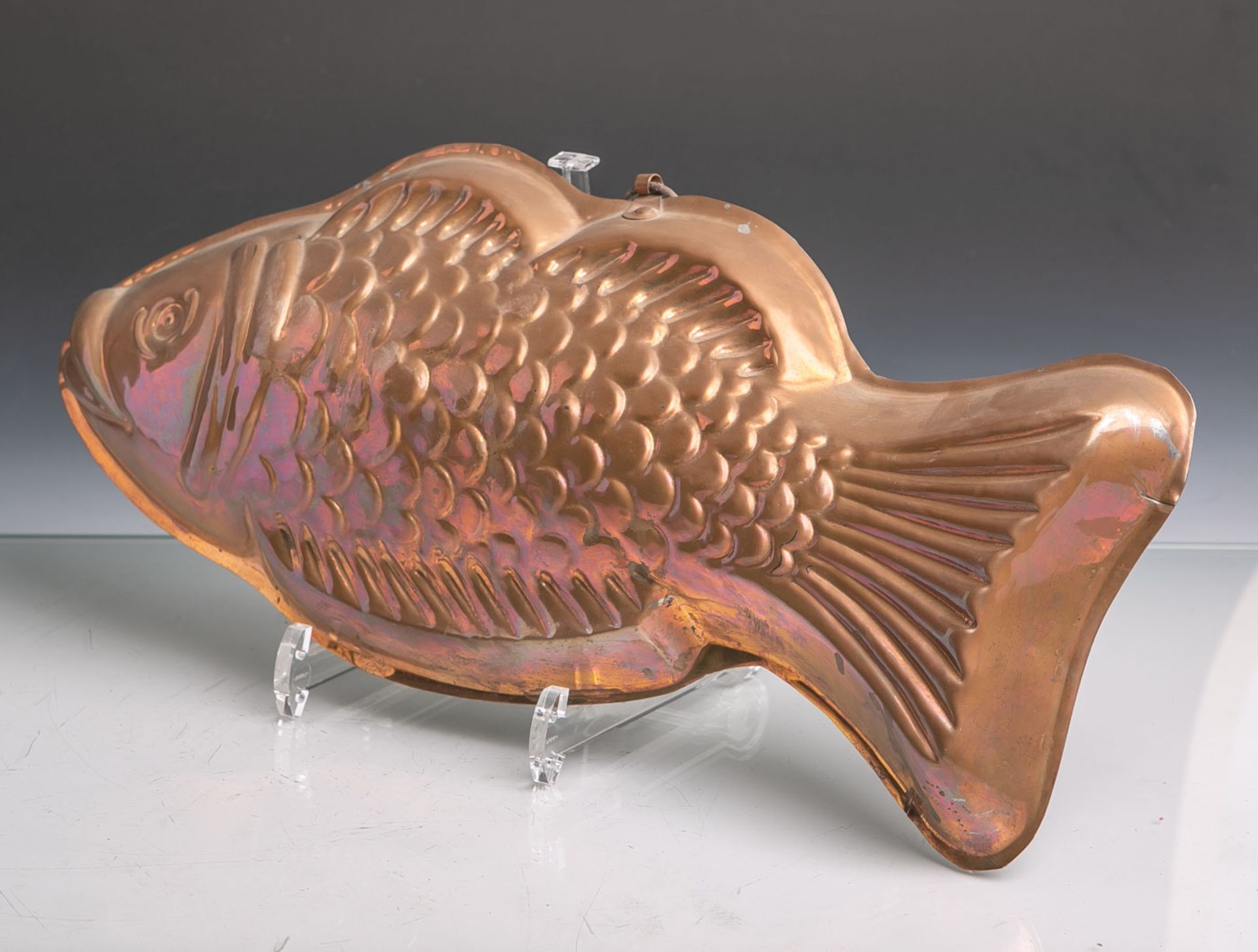 Alte Backform in Form eines Fisches aus Kupfer, ca. 40 x 18 cm. Altersgem.Gebrauchszustand.