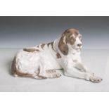 Liegender Hund aus Porzellan (Rosenthal, grüne Unterbodenmarke, Entwurf von O. Obermaier,Pressnummer