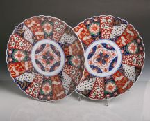 Zwei Imari-Porzellanteller (Japan, wohl 19./20. Jahrhundert), gewellter Goldrand,polychrom bemalt