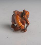 Elfenbein-Netsuke (Provenienz wohl Japan, Alter unbekannt), Mann in gebückter Haltung,etwas