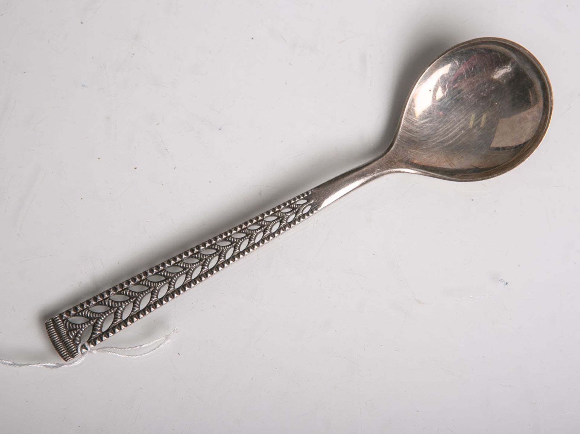 Designerlöffel aus 830er Silber (Norwegen), L. ca. 15 cm, Gewicht ca. 22,85. Altersgem.