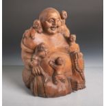 Buddha mit Kinderfiguren (wohl 20. Jahrhundert, wohl China), vollplastischeHolzschnitzarbeit, H. ca.