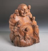 Buddha mit Kinderfiguren (wohl 20. Jahrhundert, wohl China), vollplastischeHolzschnitzarbeit, H. ca.