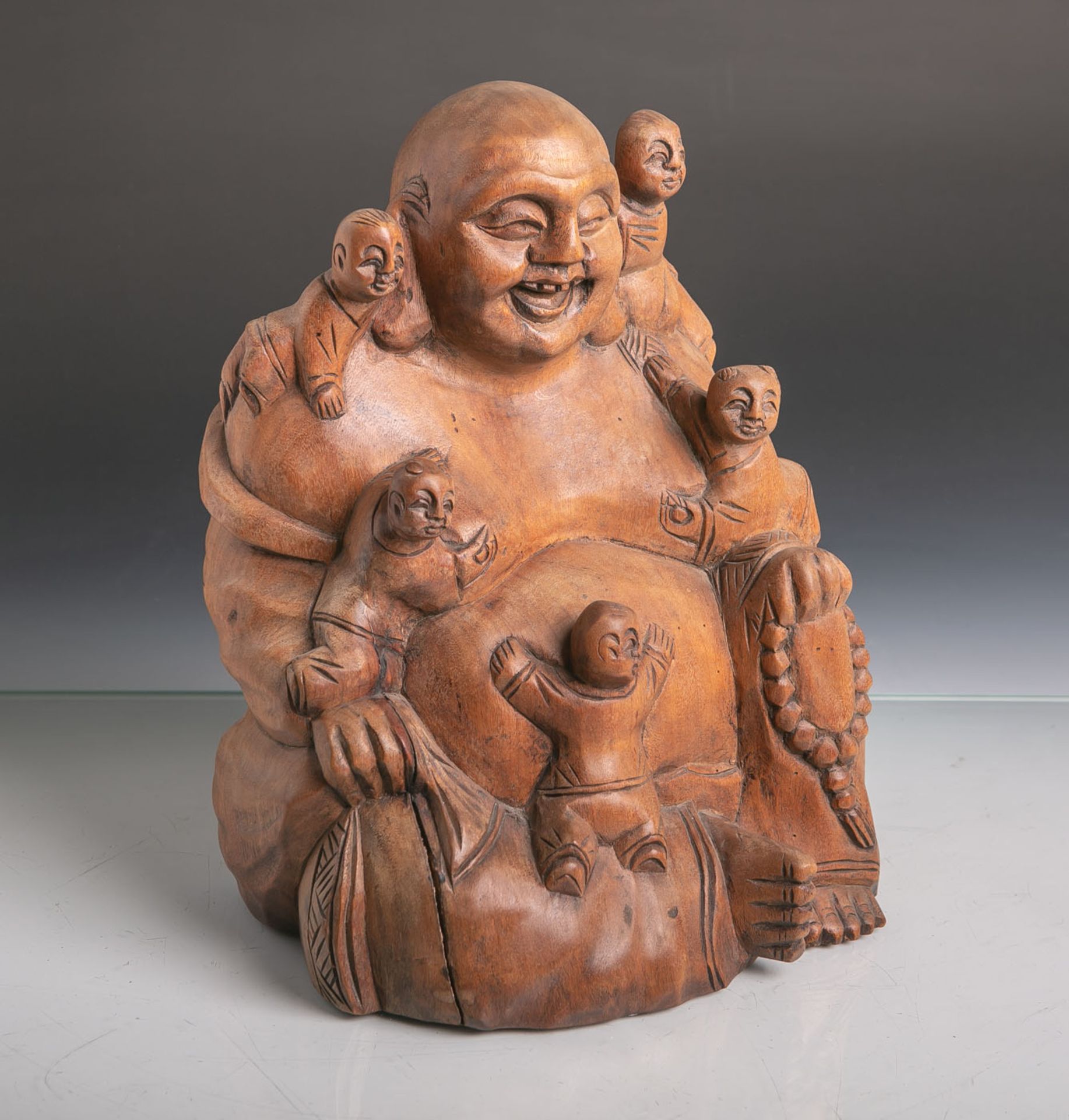Buddha mit Kinderfiguren (wohl 20. Jahrhundert, wohl China), vollplastischeHolzschnitzarbeit, H. ca.