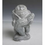 Unbekannter Künstler (wohl 20. Jahrhundert), Inuit/Eskimo-Jäger mit Robbe, Speckstein,