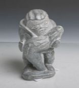 Unbekannter Künstler (wohl 20. Jahrhundert), Inuit/Eskimo-Jäger mit Robbe, Speckstein,