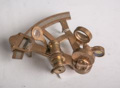 Kleiner Sextant (Hersteller Stanley London, Alter unbekannt), aus Messing, B. ca. 12 cm.