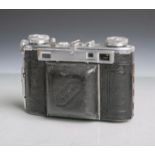 "Certo Super Dollina II"-Fotokamera (Baujahr 1951), Klapp-/Messsucherkamera, ObjektivZeiss Tessar,