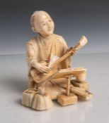 Elfenbeinfigur eines Shamisen-Spielers (Provenienz Japan, wohl ca. 1860), feineSchnitzarbeit,