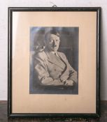Zeitgem. Fotoaufnahme von A. Hitler, Fotograf Heinrich Hoffmann, ca. 23 x 16,5 cm, PP,hinter Glas