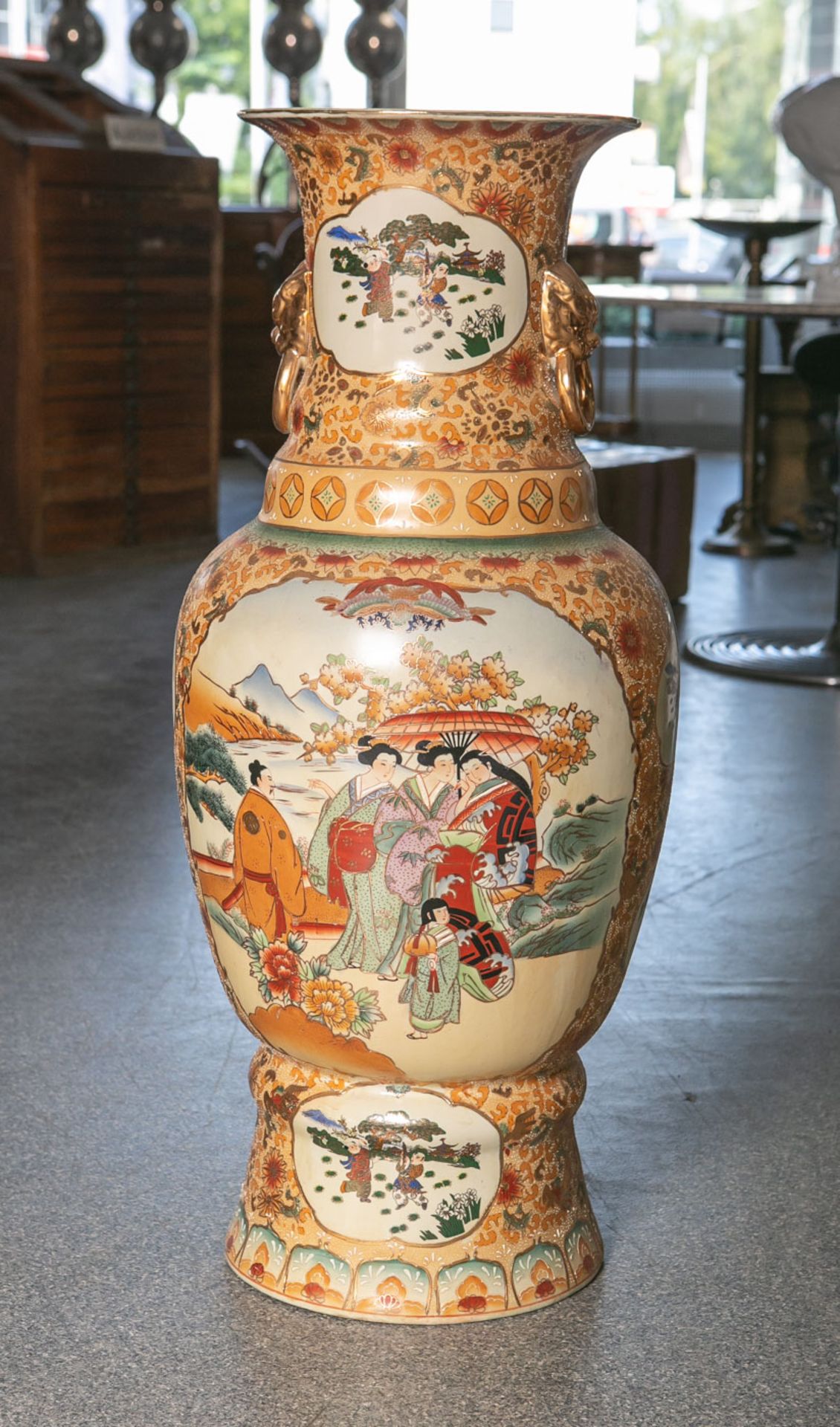 Große Bodenvase aus Porzellan (China, Alter unbekannt), farbig staffiert mit Figuren-