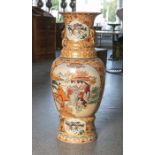 Große Bodenvase aus Porzellan (China, Alter unbekannt), farbig staffiert mit Figuren-