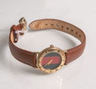 Damenarmbanduhr "Gucci", Metall vergoldet, Vintage, Handaufzug, schwarz-rotes Zifferblatt, Lünettem.