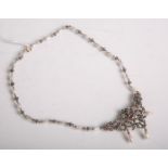 Damencollier aus 585 GG und 800 Silber (um 1900), zwischgefasst 20 Perlen, Mittelteil mitkleinen