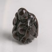 Tropenholz-Netsuke (Provenienz Japan, Alter unbekannt), sitzender Buddha, wohl sog.Katabori-Netsuke,