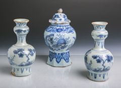 Konvolut von 2 Keramikvasen u. 1 Deckelgefäß (China, wohl 18. Jahrhundert),