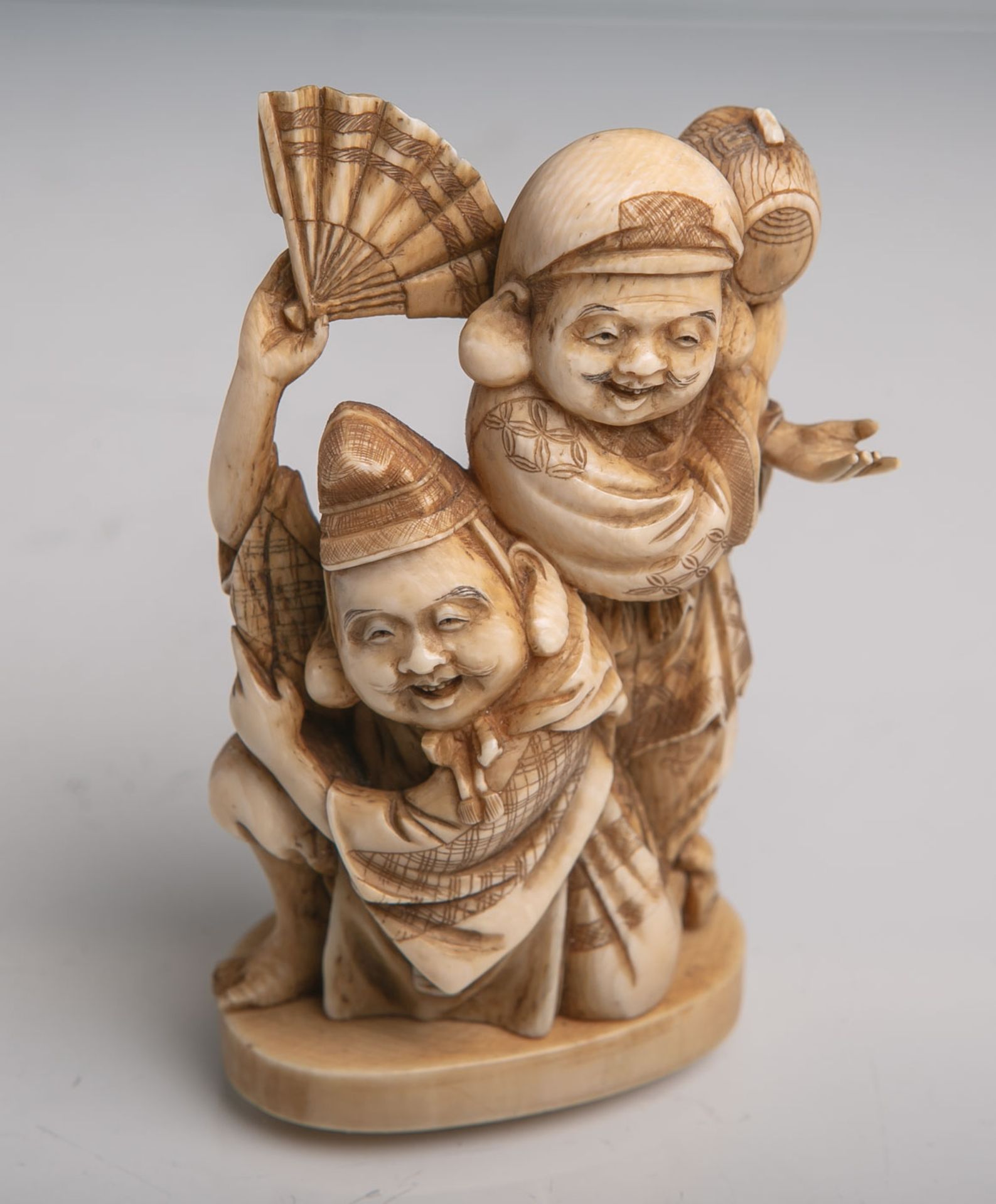Elfenbeinfigurengruppe "Daikoku und Ebisu" (Provenienz Japan, Alter unbekannt),