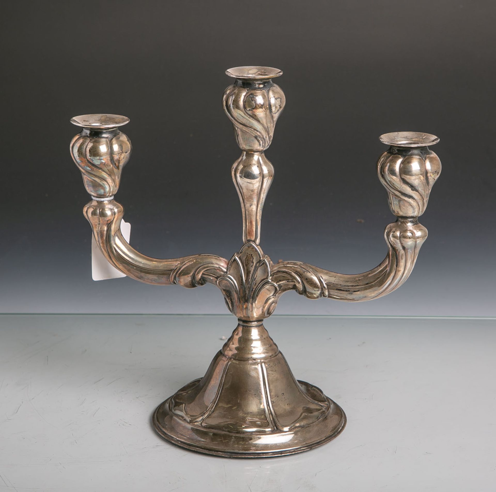 3-flammiger Kerzenhalter aus Alpacca-Silber (Deutschland, wohl 1920/30er Jahre), H. ca. 27cm, B. ca.